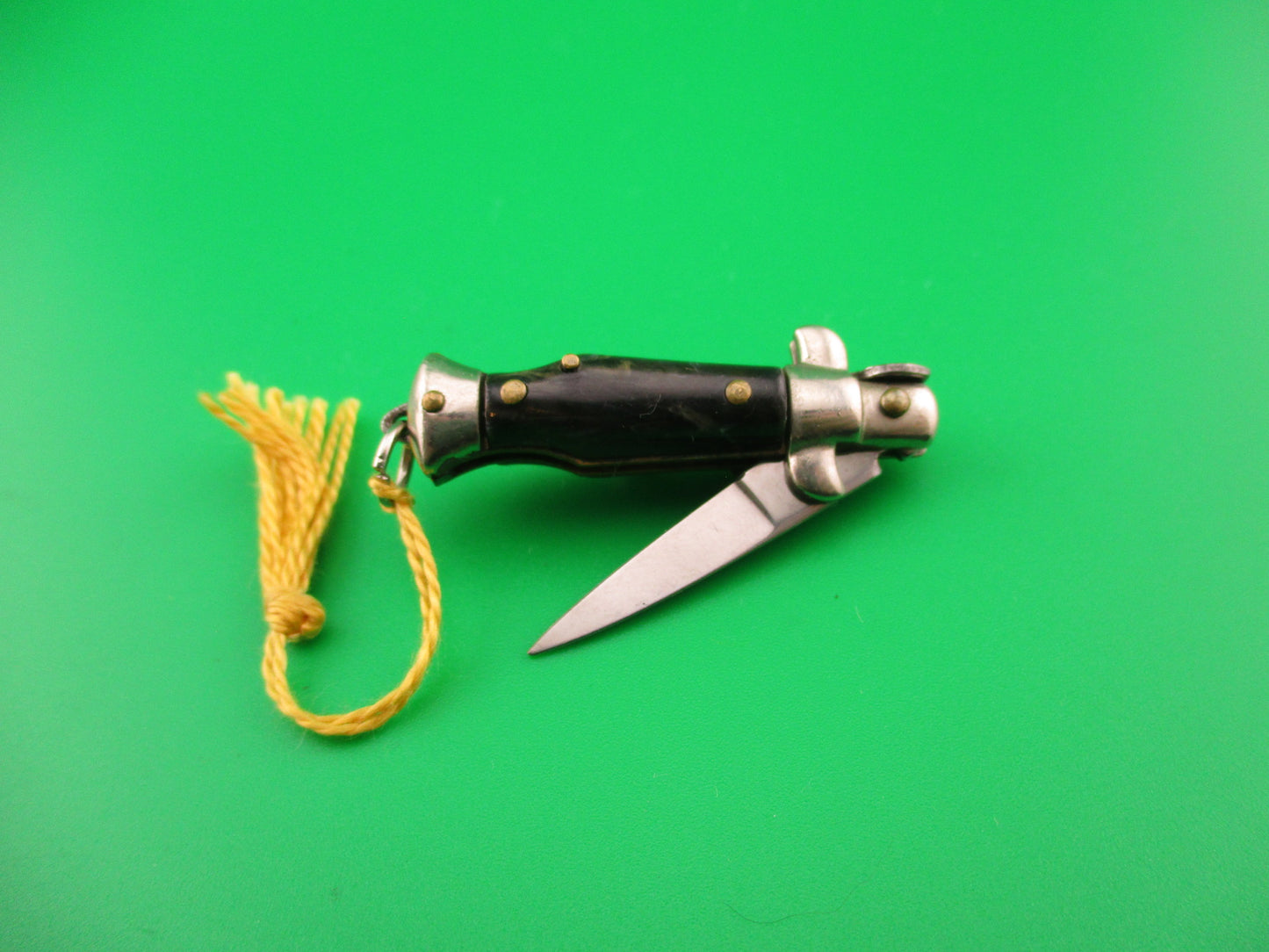 INOX 7cm Italian Tiny Picklock Gray Swirl Yellow tassel vintage 1970s automatic knife