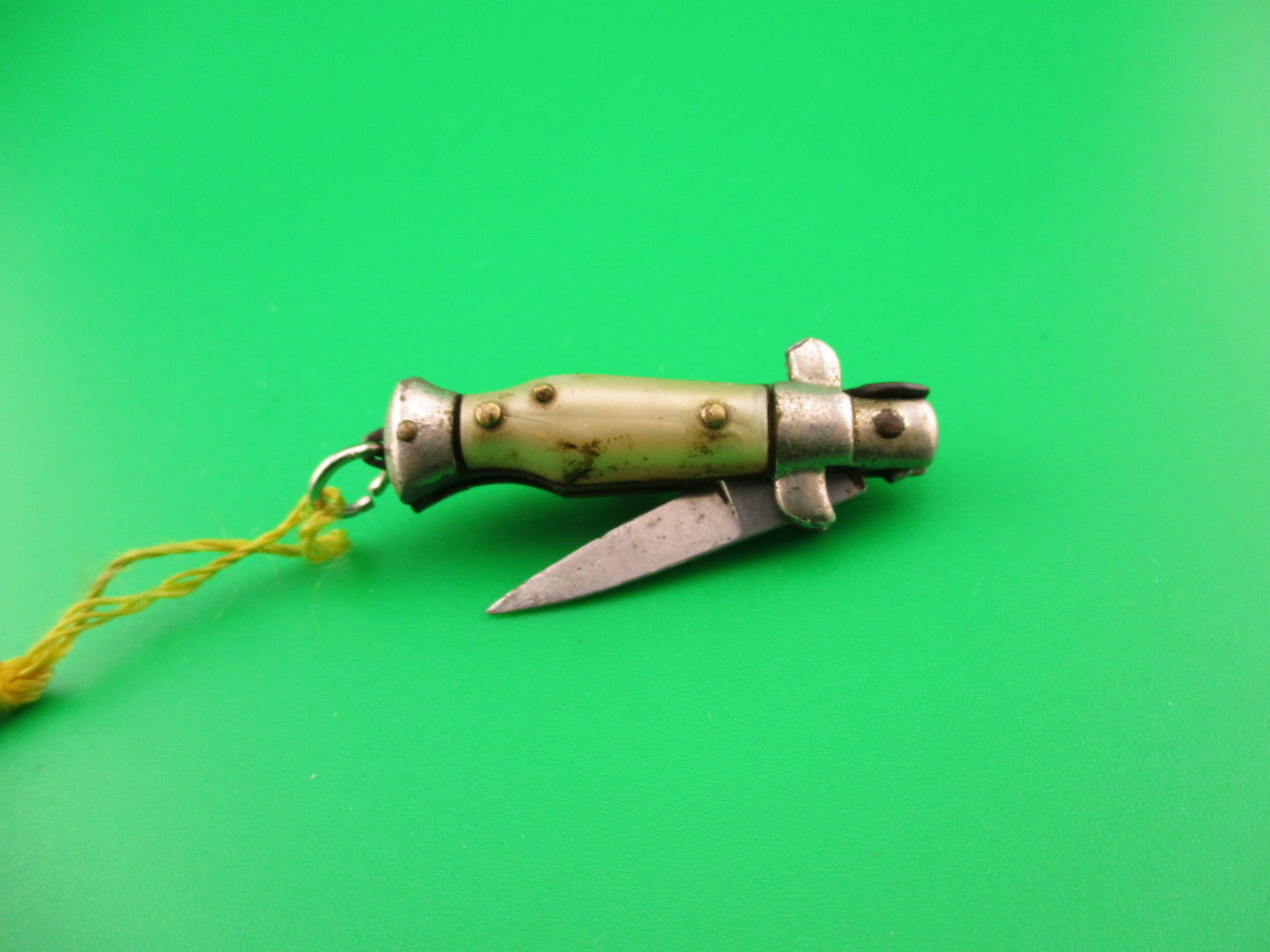 INOX 7cm Italian Tiny Picklock 4 pin Pearlex Yellow tassel vintage 1970s automatic knife