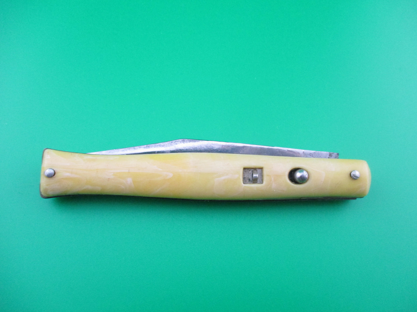 Colonial Shur Snap Fishtail yellow early 1950s switchblade