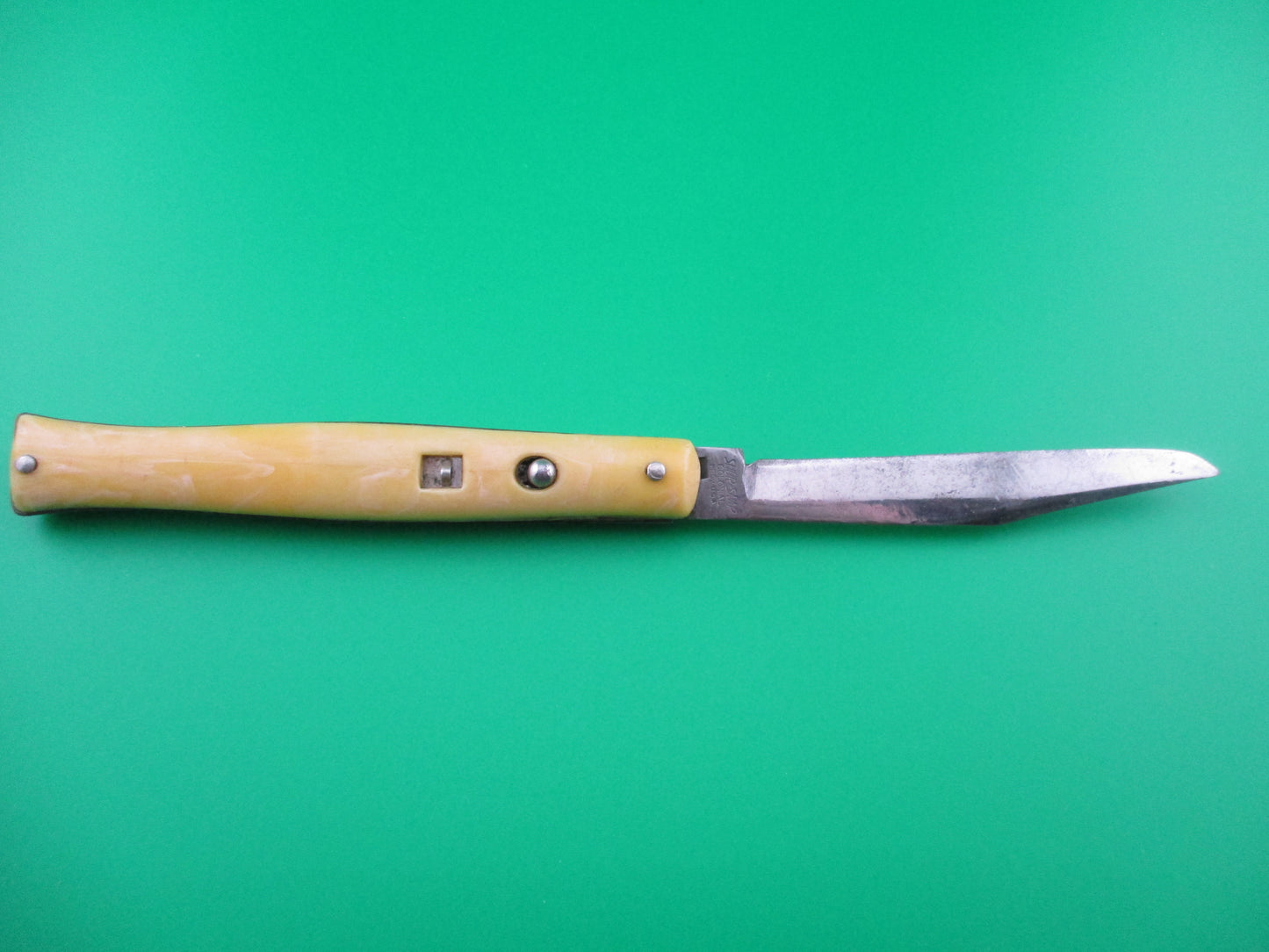 Colonial Shur Snap Fishtail yellow early 1950s switchblade