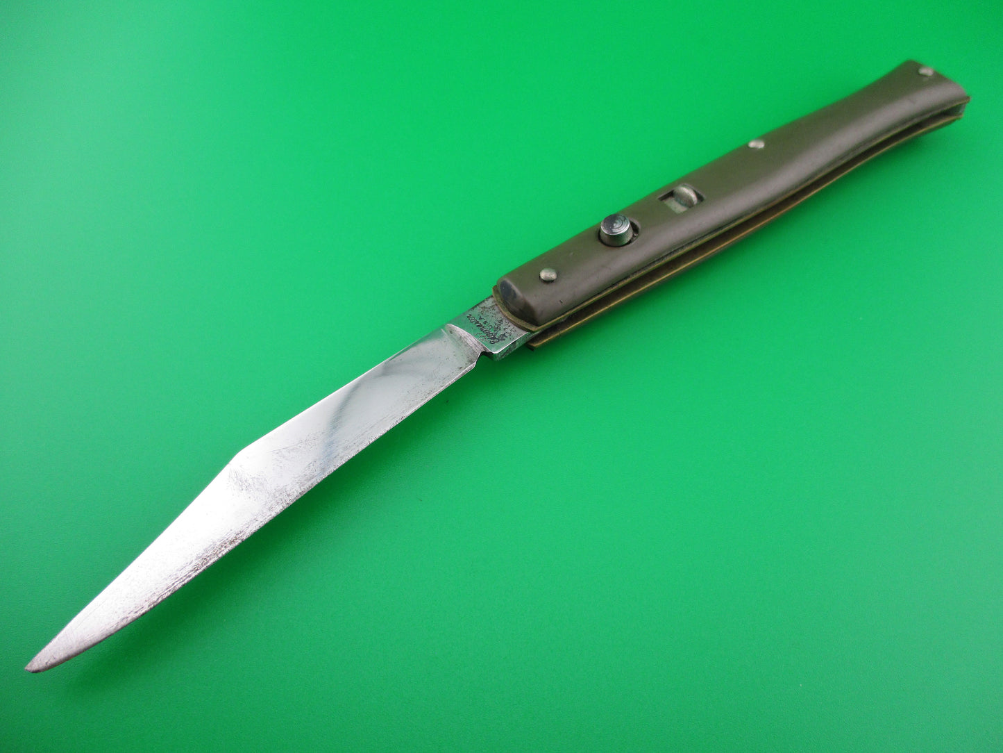 Edgemaster Fishtail 1950s vintage Olive Green switchblade